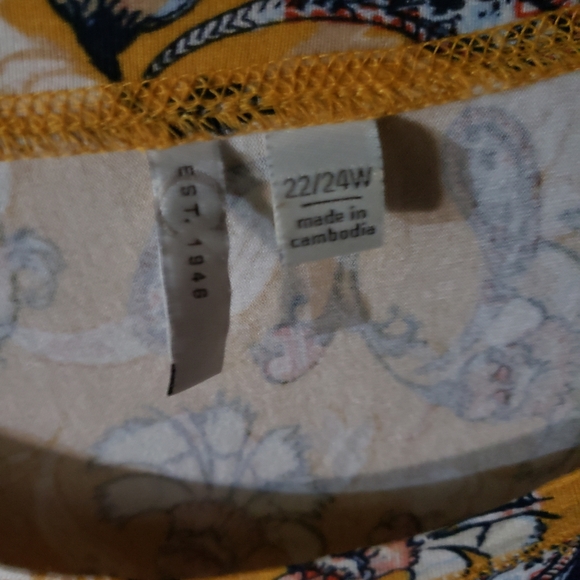 Plus Size 22/24 Women's yellow paisley print knit top shirt - Picture 2 of 3